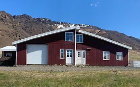 Hvammur 2 Guesthouse Red House